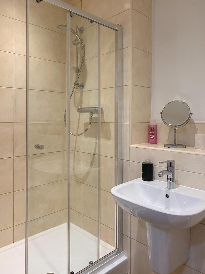 Beautiful, Contemporary 3 Bedroom Apartment Bath Eksteriør billede