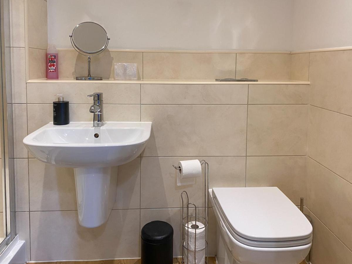 Beautiful, Contemporary 3 Bedroom Apartment Bath Eksteriør billede